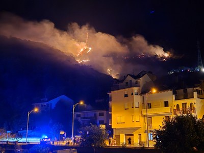 Incendi forestal a prop del nucli urbà de Sort, aquesta matinada de diumenge (Foto: ACN)