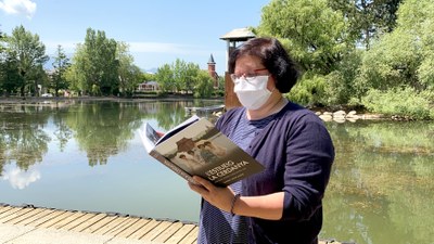 L'escriptora Sandra Adam fullejant el seu nou llibre 'L'estiueig a la Cerdanya' (Foto: ACN)