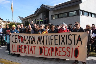 Concentració convocada davant dels jutjats de Puigcerdà en suport a un membre del CDR de Cerdanya citat a declarar per un delicte d'injúries al jutge Llarena (28.11.2018) (Foto: ACN)