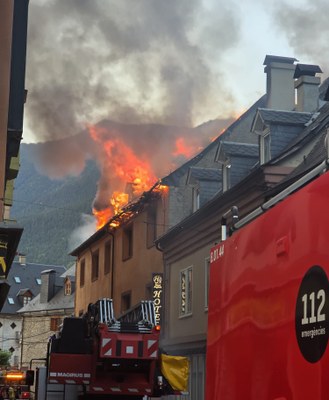 Incendi en un edifici d'habitatges de Vielha (Foto: CGA)