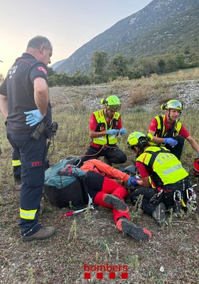Persona ferida en fer un mal aterratge amb el parapent a la zona de los Vinyets, a Organyà (Foto: Bombers)