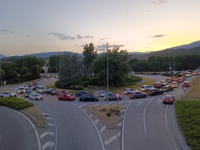 Cues a la rotonda d'Andorra de la Seu d'Urgell, aquest diumenge, a causa d'un accident a l'N-145 que s'ha saldat amb un motorista mort (Foto: RàdioSeu/cedida)