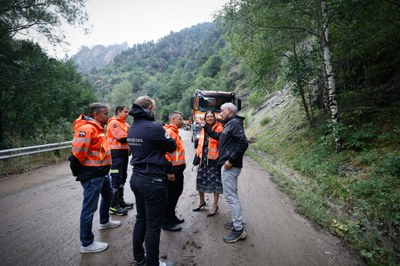 La ministra de Justícia i Interior d'Andorra, Ester Molné, acompanyada del secretari d’Estat i dels directors dels cossos especials, es van desplaçar dimecres sobre terreny per avaluar com avança la neteja (Foto: Govern d'Andorra)