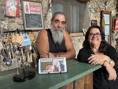 L'artesana Emma Grau amb el seu marit Pere Casas, propietari de cavalls amb els que fa rutes (Foto: ACN/Marta Lluvich)