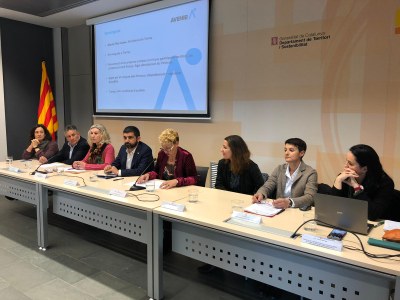 Pla general del conseller de Treball, Afer Socials i Famílies, Chakir el Homrani, presentant el projecte AVENIR als alcaldes i regidors del territori (Foto: Gencat)