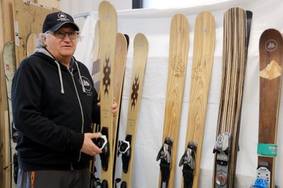 Josep Arisa, al taller on confecciona els esquis de fusta de manera artesana (Foto: ACN)
