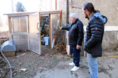Un veí de la central de Capdella indica l'alçada on va arribar l'aigua