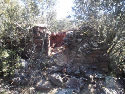 Restes de l’església de Sant Jaume del Roc de Racons (Foto: Carles Gascón Chopo)