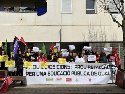 Una cinquantena de persones s'han concentrat davant dels serveis territorials d'Educació a Tremp (Foto: ACN/Marta Lluvich)