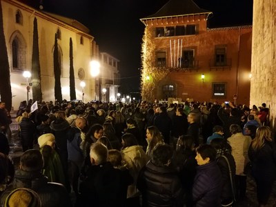 La plaça dels Oms, plena al final de la manifestació per la Vaga Feminista (Foto: Endavant Alt Urgell)