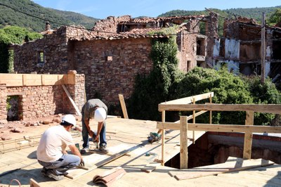 Treballs de recuperació del poble d'Envall (Foto: ACN)