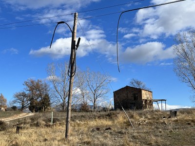 Indret de Vilamitjana on hi va haver el robatori de cable de coure, que ha deixat el poble sense telèfon des de fa un mes (Foto: ACN)