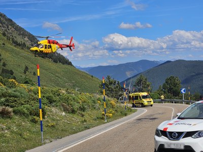 Un helicòpter de Bombers al punt de l'accident (Foto: ACN/Marta Lluvich)
