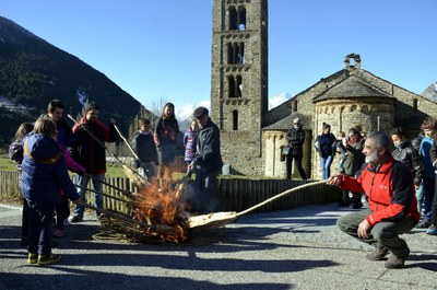 Encesa commemorativa de falles a Sant Climent de Taüll (Foto: ACN)