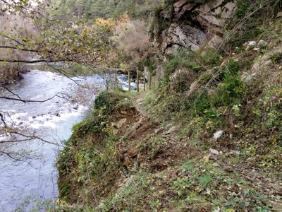 El camí de Baro al pont d'Arboló, tallat per la caiguda d'una roca (Foto: PN Alt Pirineu)