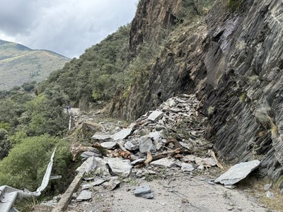 L'esllavissada de pedres i arbres a la carretera d'Escàs (Pallars Sobirà) que ha tallat la via (Foto: ACN/Marta Lluvich)