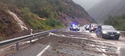 Retencions a l'N-145 per l'esllavissada que s'ha produït aquest dijous en el marc de la tempesta (Foto: Àrea Regional de Trànsit dels Mossos d'Esquadra)