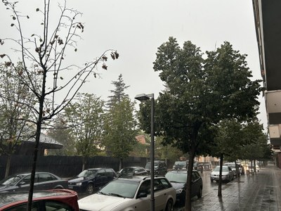 La tempesta d'aquest dijous a la Seu d'Urgell, des del passeig del Parc (Foto: RàdioSeu)