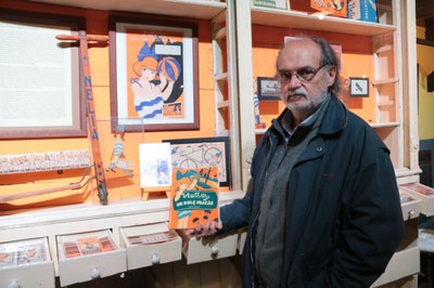 Sisco Farràs, al Museu de les Botigues, amb el llibre de l'exposició 'Nelia. Un dolç fracàs' (Foto: ACN)