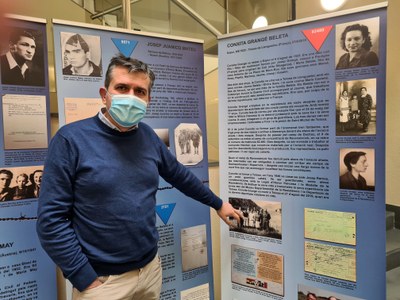 Josep Calvet al costat d'un dels plafons de l'exposició (Foto: ACN)
