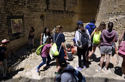 Un grup d'escolars al castell de Mur (ACN/Marta Lluvich)