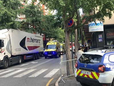 Atenció a una persona que ha patit un atropellament a l'avinguda Salòria de la Seu d'Urgell (Foto: RàdioSeu)