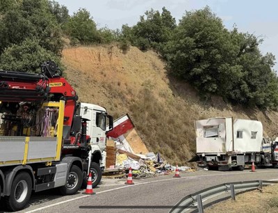 Camió accidentat a Ribera d'Urgellet (Foto: Feliu Sirvent)