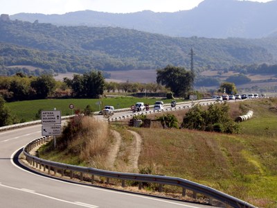 Pla general d'una part de la caravana de vehicles que han participat a la marxa lenta 