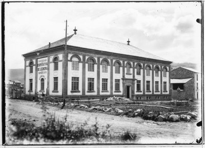 Edifici de la Cooperativa Cadí l'any 1927 (Foto: ACAU, Fons Maravilla)