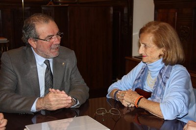 Paquita Sitzer, testimoni de la fugida de l'Holocaust nazi pel Pirineu, durant la reunió amb el president de la Diputació de Lleida, Joan Reñé (Foto: ACN)