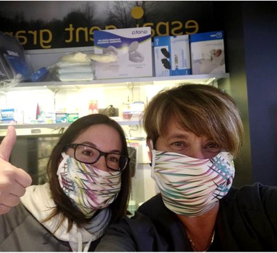 Mascaretes per al personal de la farmàcia (Foto: ACN)