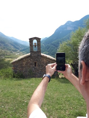 Un iger fent una fotografia a Josa de Cadí