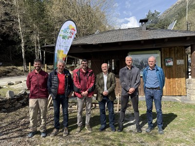 El Patronat de Turisme de la Diputació de Lleida ha presentat el projecte d'instal·lació d'ecocomptadors a quatre espais naturals. La presentació s'ha fet al pàrquing del Prat de Pierró, a Espot (Foto: ACN/Marta Lluvich)