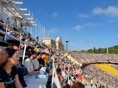 La grada nord de l'Estadi Olímpic Lluís Companys, durant la Vetlla de Pregària amb el papa Lleó XIV (Foto: Bisbat d'Urgell)