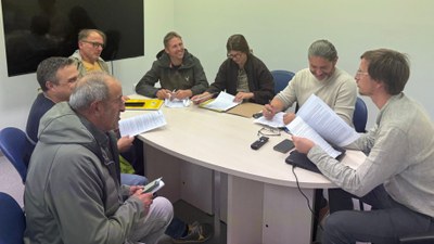 Reunió del sindicat Unió de Pagesos i ramaders afectats per atacs d'os amb el director general de Medi Natural, Marc Vilahur (Foto: Unió de Pagesos)