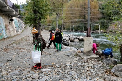 Acció escolar de neteja del riu Noguera Pallaresa, a Sort (Foto: ACN)