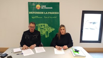 La responsable de Medi Rural i Polítiques de Muntanya d'Unió de Pagesos, Raquel Serrat, i el coordinador territorial de Comarques de Muntanya d'Unió de Pagesos, Joan Guitart