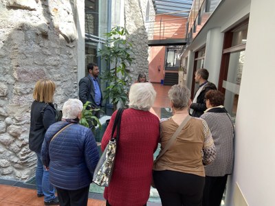 Usuàries de l'Escola de Salut de Persones Grans del CAP de la Seu visiten l'Ajuntament
