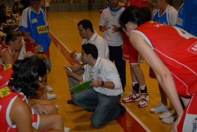 Víctor Lapeña dóna instruccions a les jugadores