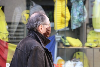 Una persona de la tercera edat a l'exterior d'Andorra i equipada amb una mascareta (Foto: ANA)