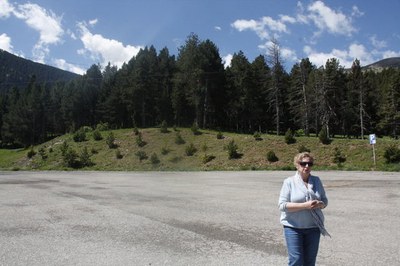 Núria Martí, a la zona on es vol construir un pàrquing (Foto: ACN)