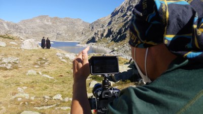 Càmera enregistrant dues persones que estan al costat d'un estany de la Vall Fosca (Foto: Comunicant Bona Premsa)