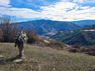 L'única creu del cementiri de Mencui, que actualment no té cap tanca de separació (Foto: ACN)