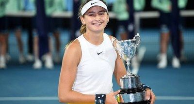 Vicky Jiménez, amb la copa de campiona júnior de l'Open d'Austràlia (Foto: Australia Open)