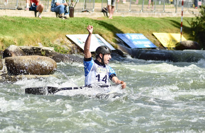 Miquel Travé celebra la victòria en C1M a la Copa del Món 2021 a la Seu d'Urgell (Foto: Carla Carrillo / Canoe Slalom Seu)