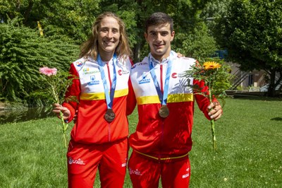 Núria Vilarrubla i Miquel Travé, amb les medalles de bronze i or a la Copa del Món de Canoa Eslàlom (Foto: Agustí Cucurulls)