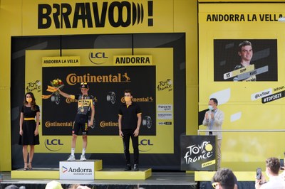 Sepp Kuss rep el premi de guanyador d'etapa del Tour a Andorra la Vella (Foto: Govern d'Andorra)