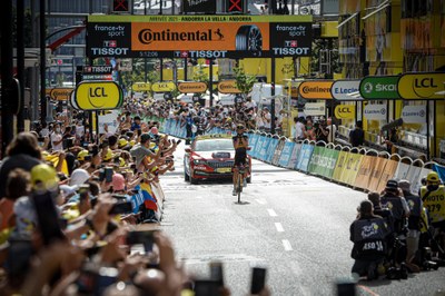 Sepp Kuss creua la meta de la 15a etapa del Tour 2021, a Andorra la Vella (Foto: Govern d'Andorra)