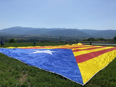 Una estelada gegant a l'Alta Cerdanya, entre Ur i Enveig, tot coincidint amb el pas del Tour 2021 (Foto: Glòria Rigola)