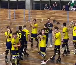 El CH Cadí celebra la victòria a la pista del Barça C (@clubhoqueicadi)
